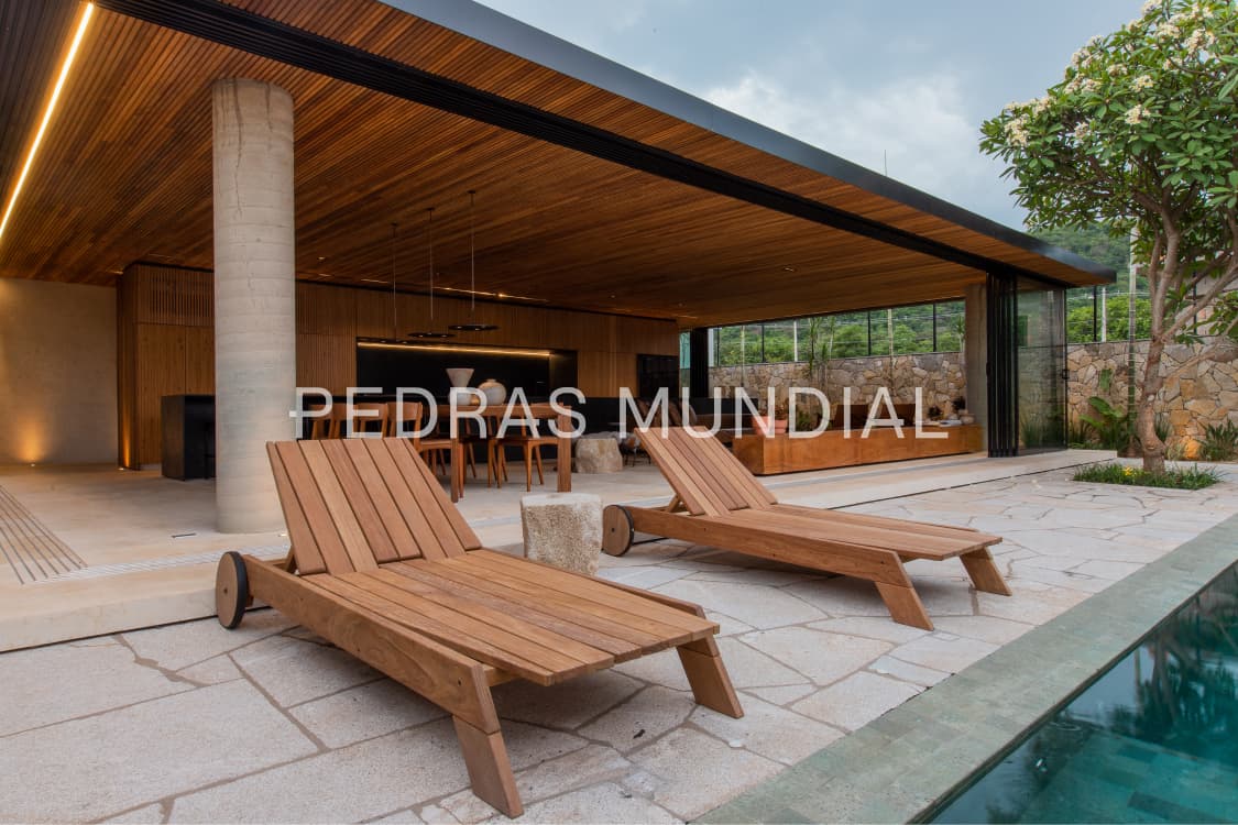 GRANITO RÚSTICO LEVIGADO 4 Detalhe do assentamento do granito rústico levigado como revestimento para piscina