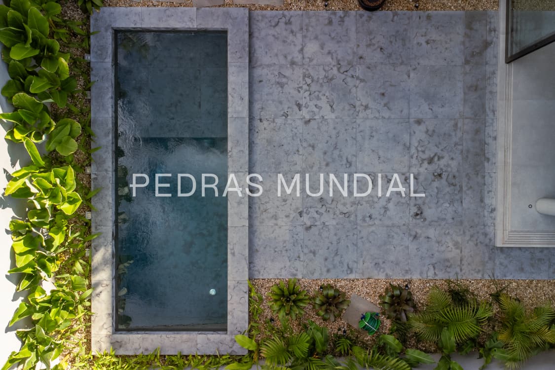 TRAVERTINO CINZA ARENADO 6 Detalhe do assentamento do Travertino Arenado na Piscina