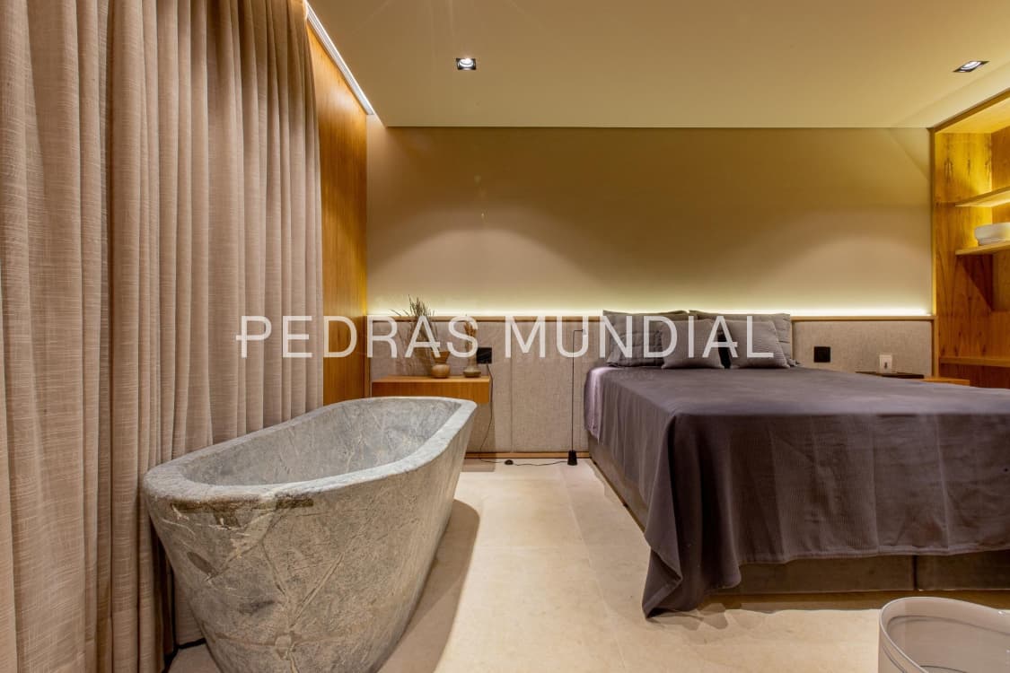 BANHEIRA DE PEDRA 5 Banheira de imersão em pedra natural instalada em quarto de luxo