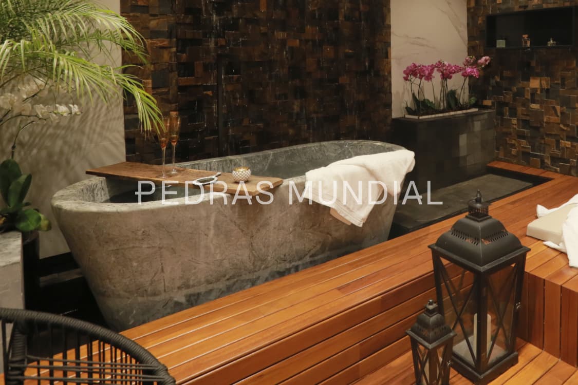 BANHEIRA DE PEDRA 4 Banheira de pedra esculpida com detalhes finos em banheiro moderno