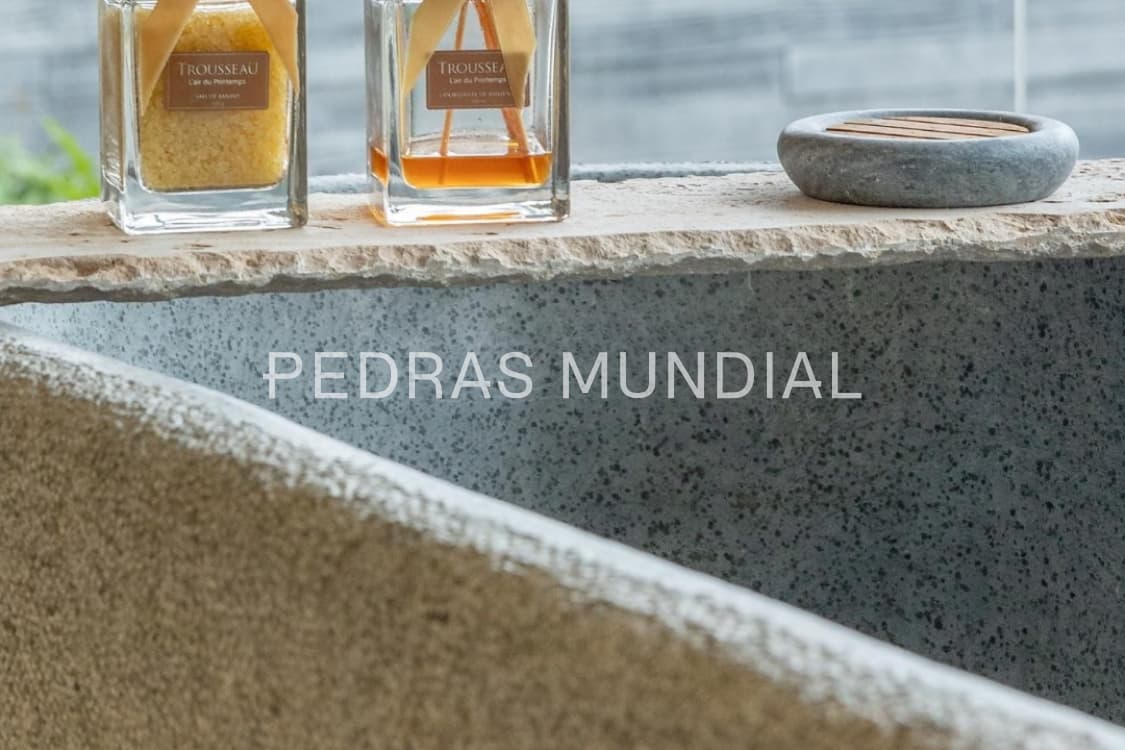 BANHEIRA DE PEDRA 2 Detalhe artesanal da banheira de pedra esculpida à mão