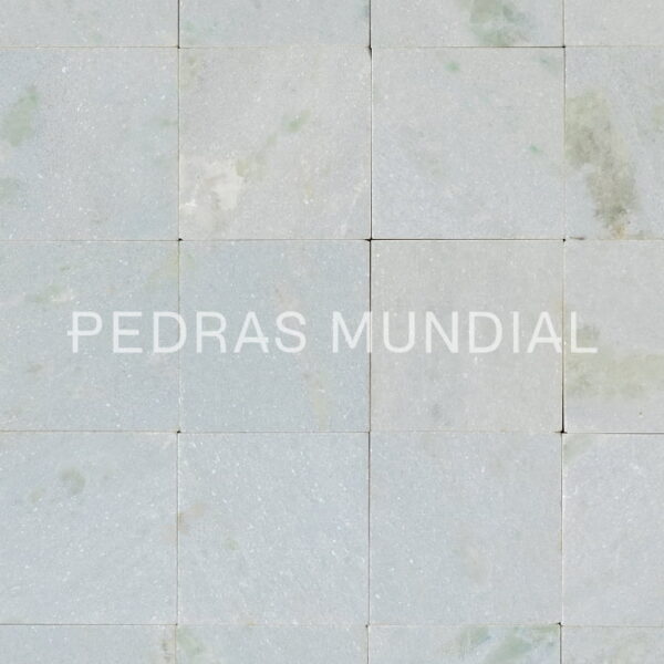 Detalhe da superfície levigada da pedra Água Marinha