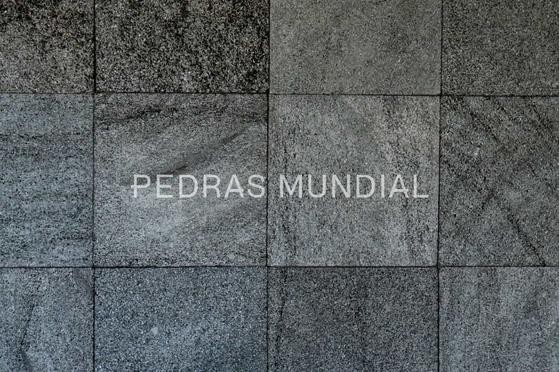 HITAM LISA 7 Detalhe da superfície lisa da pedra Hitam Lisa em piscina