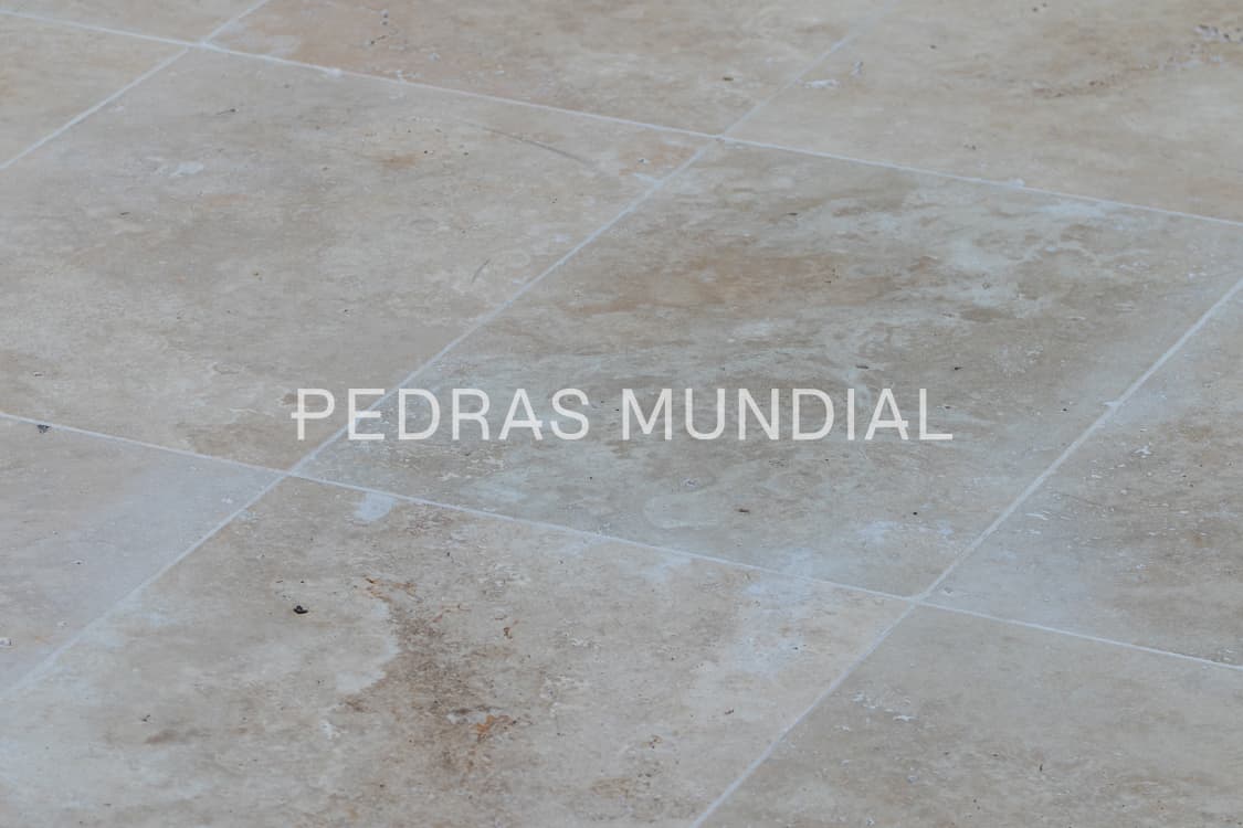 TRAVERTINO ANTICATO LIGHT 5 Detalhe da textura do Travertino Light como revestimento de pedra