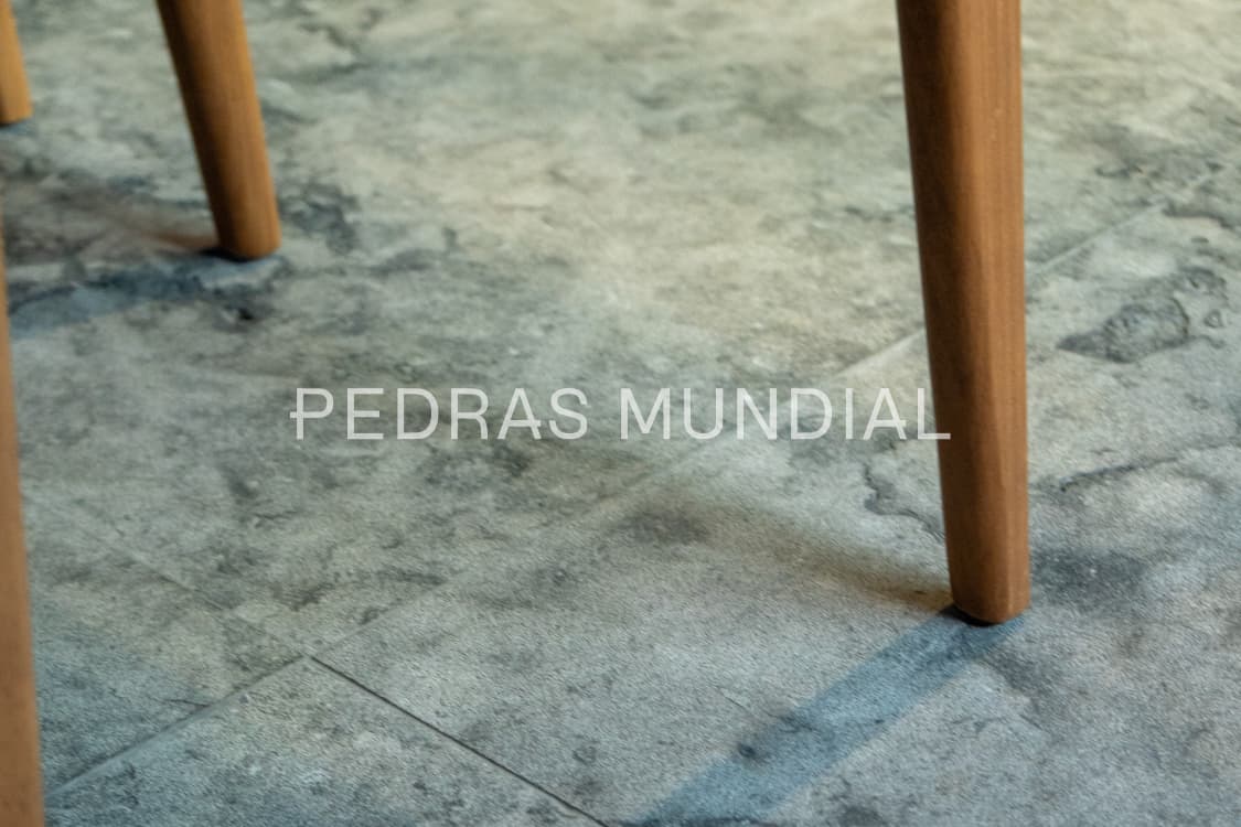 TRAVERTINO CINZA ARENADO 3 Detalhe da textura do Travertino Arenado como revestimento de pedra