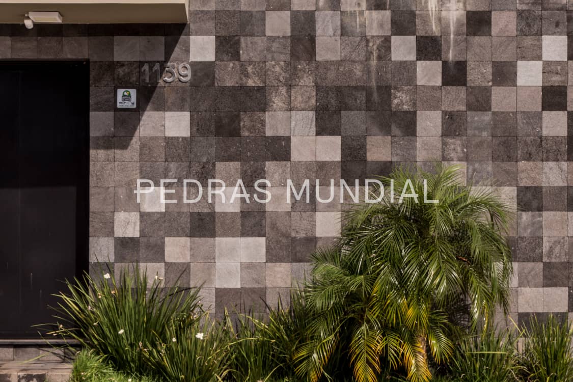 HITAM LISA 4 Parede externa com revestimento em pedra Hitam Lisa