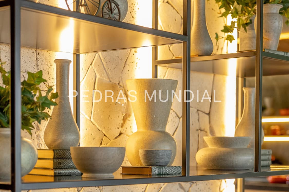 TRAVERTINO ANATÓLIA ORGÂNICO TUMBLED 4 Parede interna decorativa com revestimento de pedra travertino orgânico