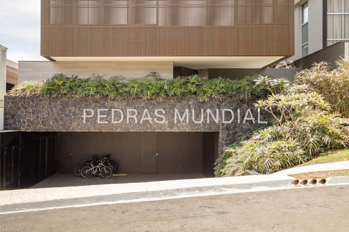 BLACK 3 Fachada externa moderna com revestimento Pedra Black