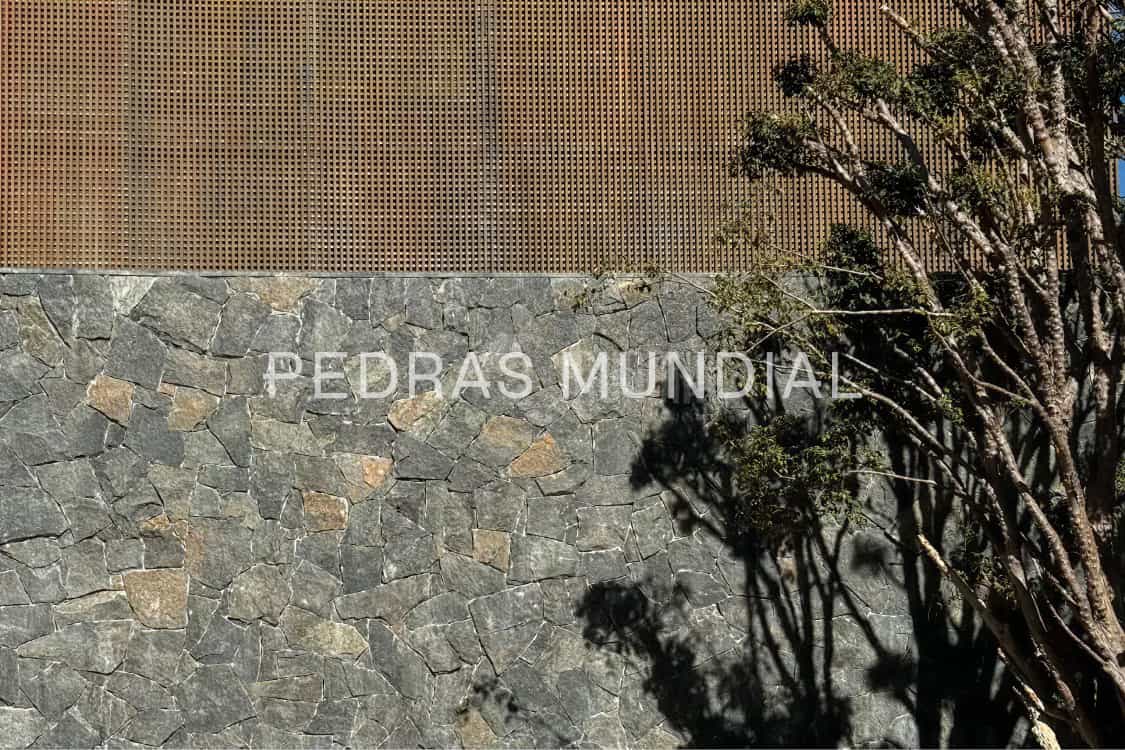 BLACK 4 Fachada externa revestida com Pedra Black