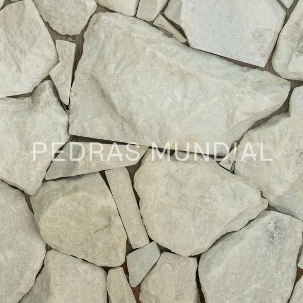 Pedra Espanha Orgânica Branca aplicada como pedra para parede