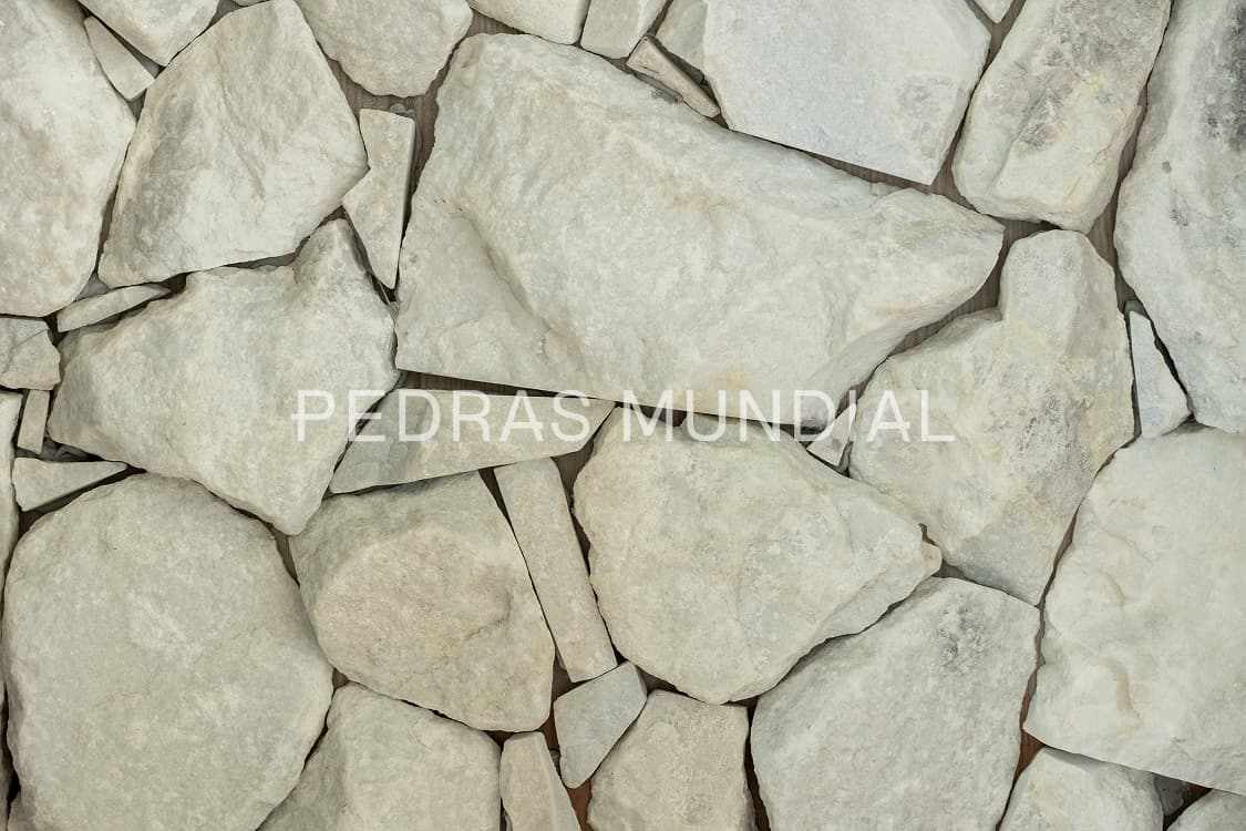 ESPANHA ORGÂNICA BRANCA 1 Pedra Espanha Orgânica Branca aplicada como pedra para parede