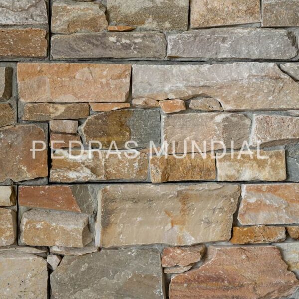 Pedra Espanha aplicada como revestimento para fachada residencial