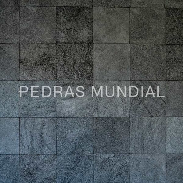 Pedra Hitam Lisa aplicada como revestimento para piscina em área externa