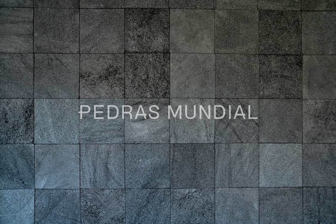 HITAM LISA 1 Pedra Hitam Lisa aplicada como revestimento para piscina em área externa