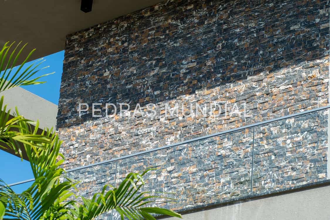 TETRIS 2 Parede de pedra Tetris em fachada residencial