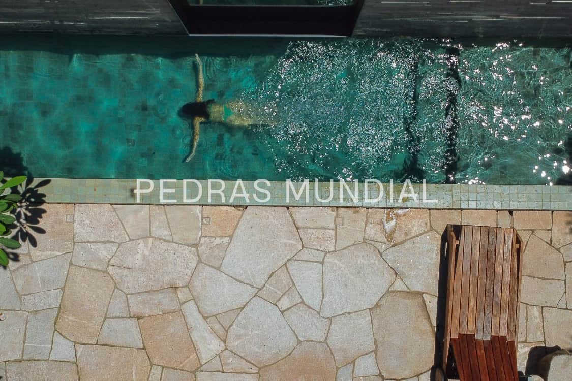 GRANITO RÚSTICO LEVIGADO 3 Parede externa com piso em granito rústico levigado