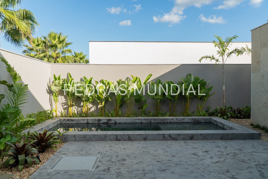 TRAVERTINO CINZA ARENADO 4 Área externa com revestimento em Travertino Arenado