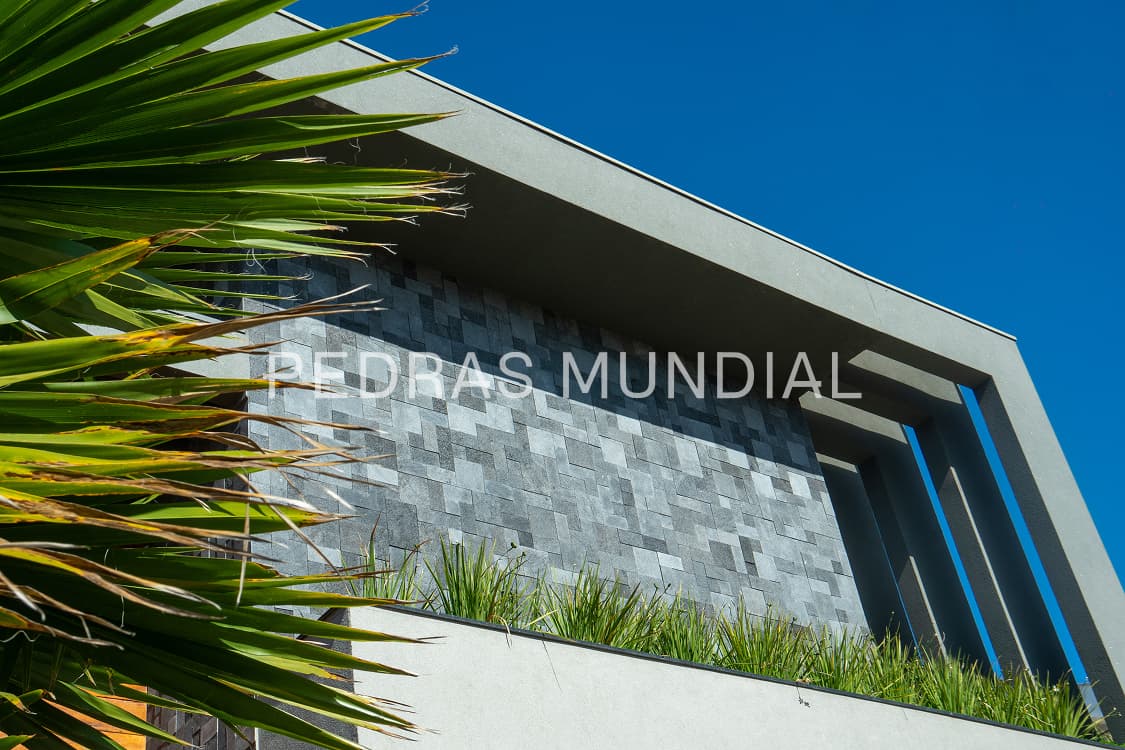 HITAM LISA 3 Detalhe do revestimento em Pedra Hitam Lisa