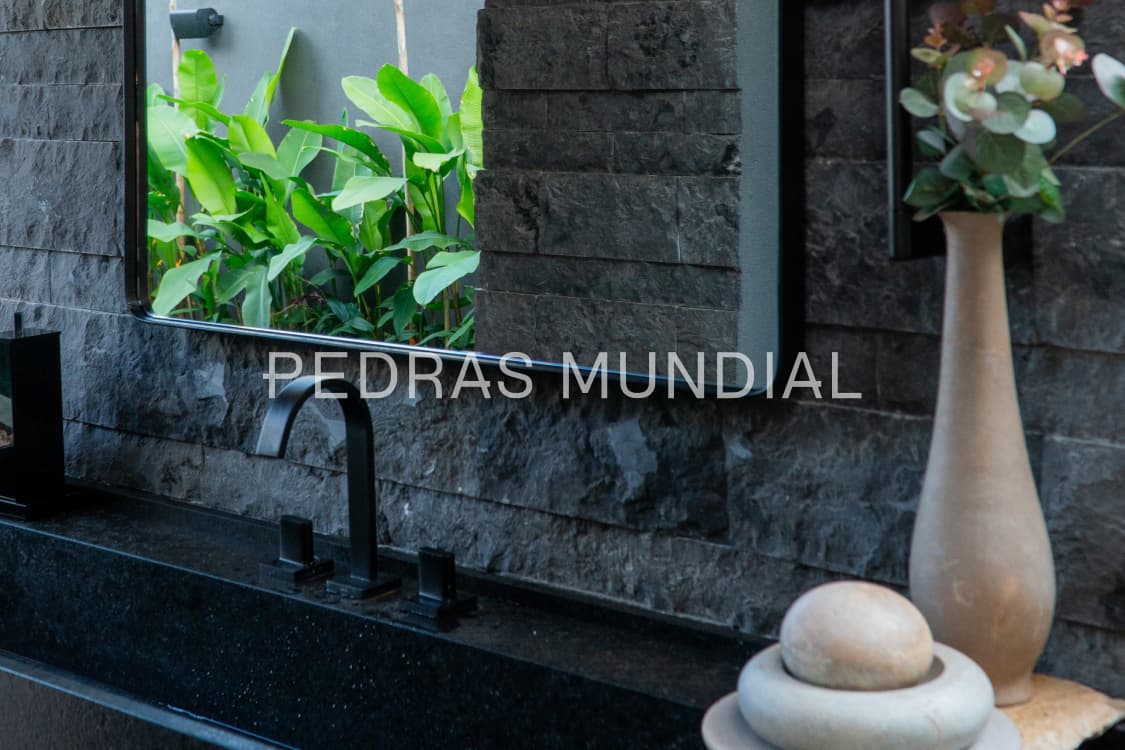 TIJOLO TRAVERTINO RÚSTICO GRAFITE 5 Detalhe da textura do mármore travertino rústico grafite