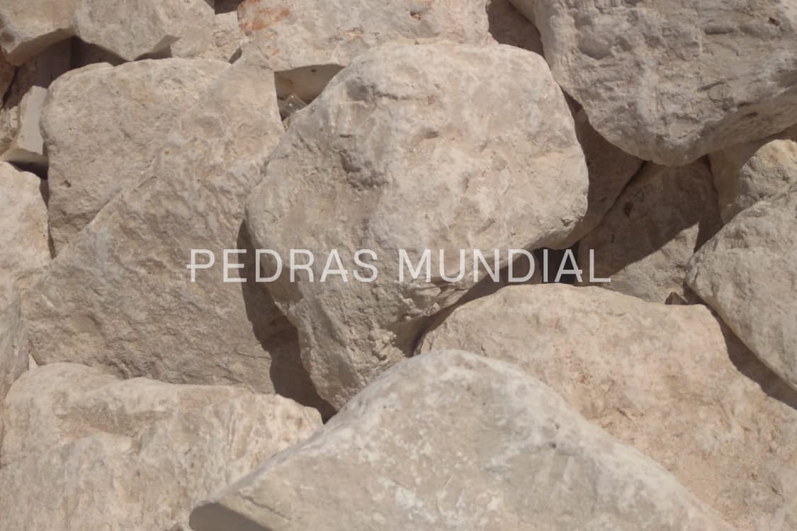 MOLEDO DE TRAVERTINO CREMA ANTICATO 3 Detalhe da textura do moledo de travertino como revestimento de pedra