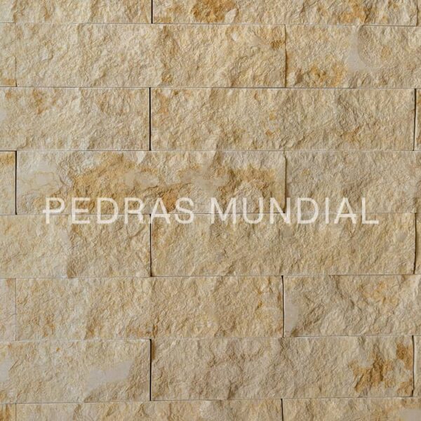 Travertino Cairo Rock Faced aplicado como revestimento para fachada