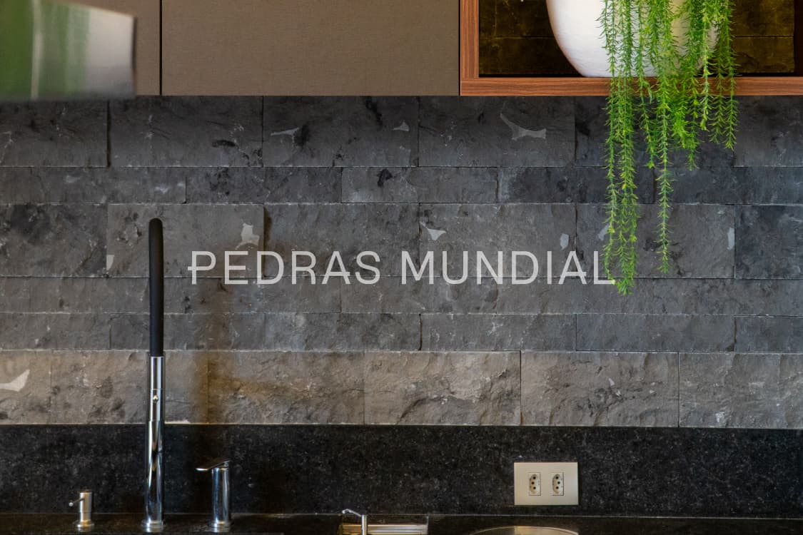 TIJOLO TRAVERTINO RÚSTICO GRAFITE 4 Travertino grafite utilizado como revestimento de parede interna