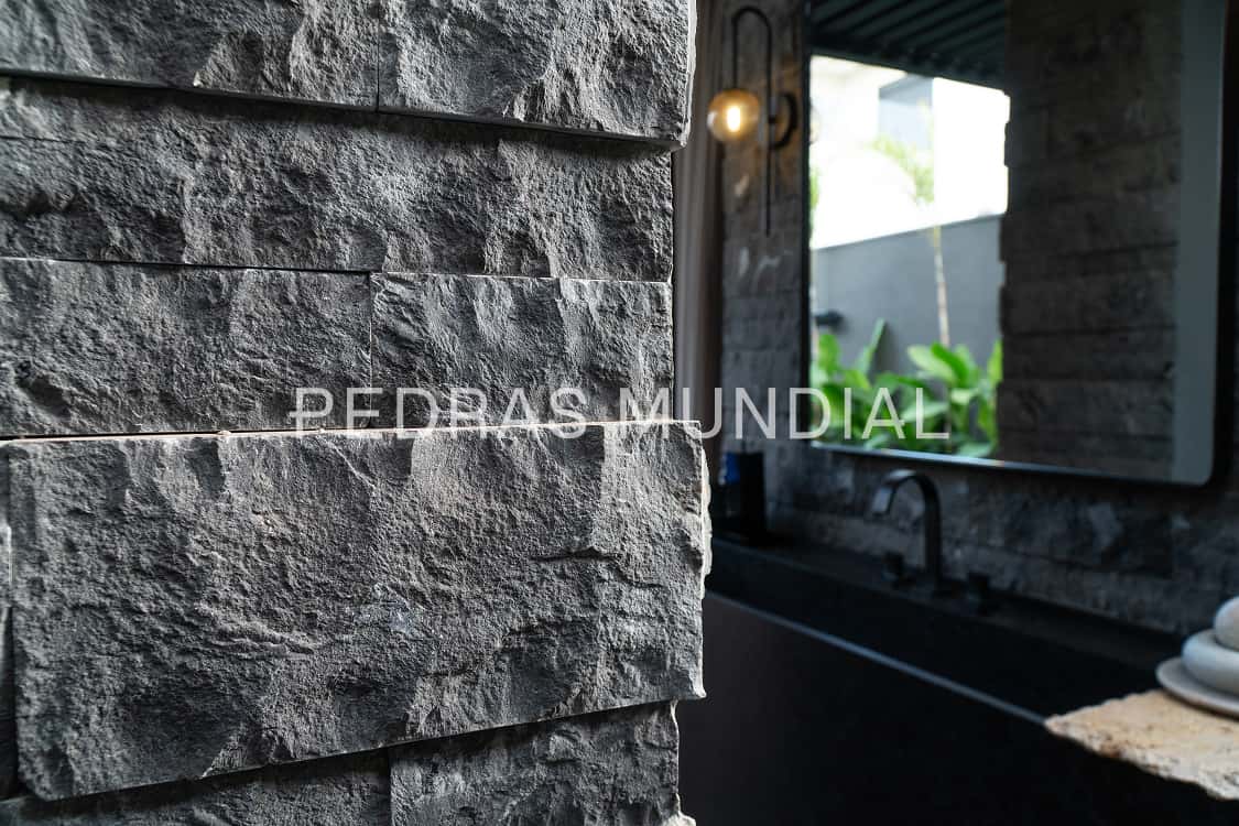TIJOLO TRAVERTINO RÚSTICO GRAFITE 7 Travertino rústico grafite aplicado na parede