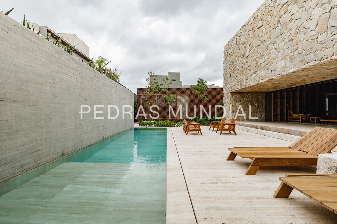 TRAVERTINO ROMANO 4 Área externa revestida com Travertino Romano como revestimento de pedra