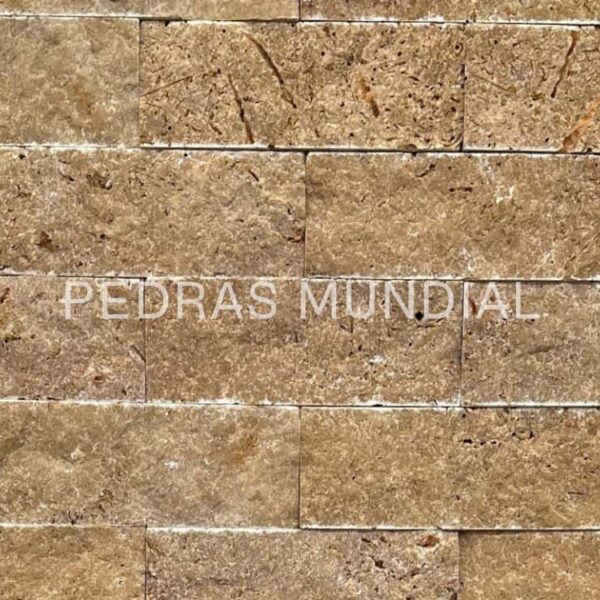 Detalhe dos veios naturais do Travertino Turco Noce