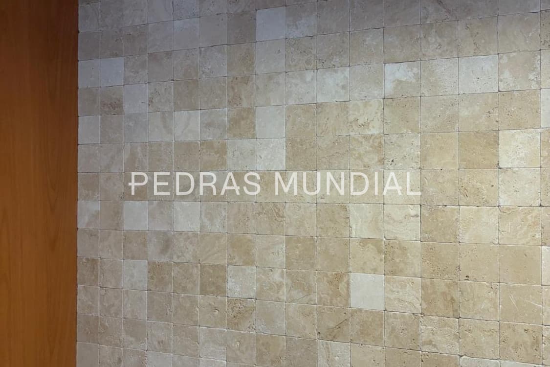 TRAVERTINO TUMBLED ANTIQUE 4 Detalhe da textura do mármore travertino tumbled antique